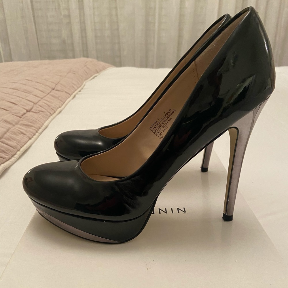 Perfect Holiday Heels🎄..Nine West Black/Metallic 5 inch heel size 7